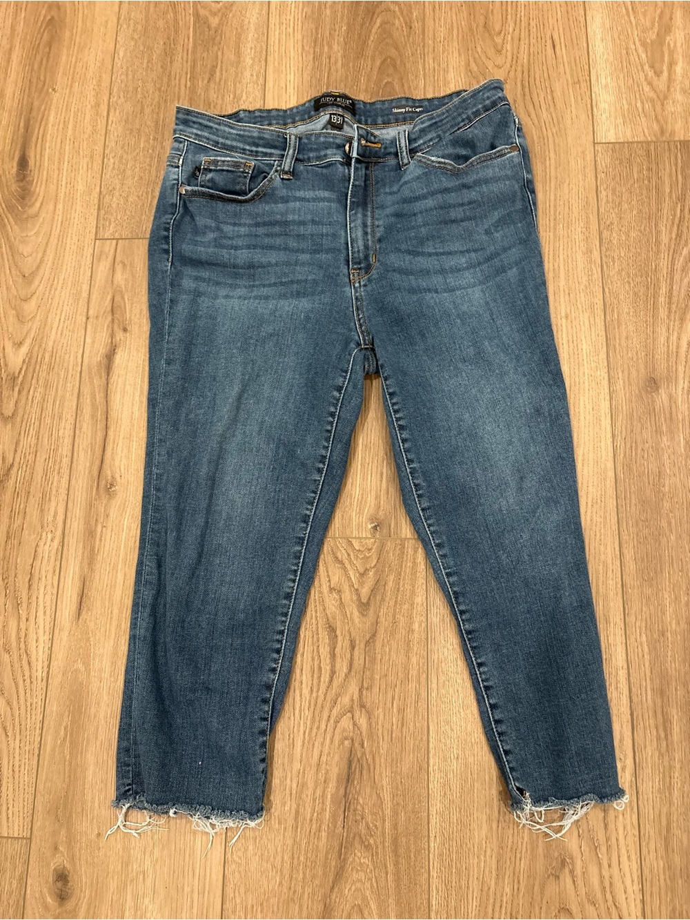 Judy Blue Skinny Fit Capri Jeans in Medium Wash Blue